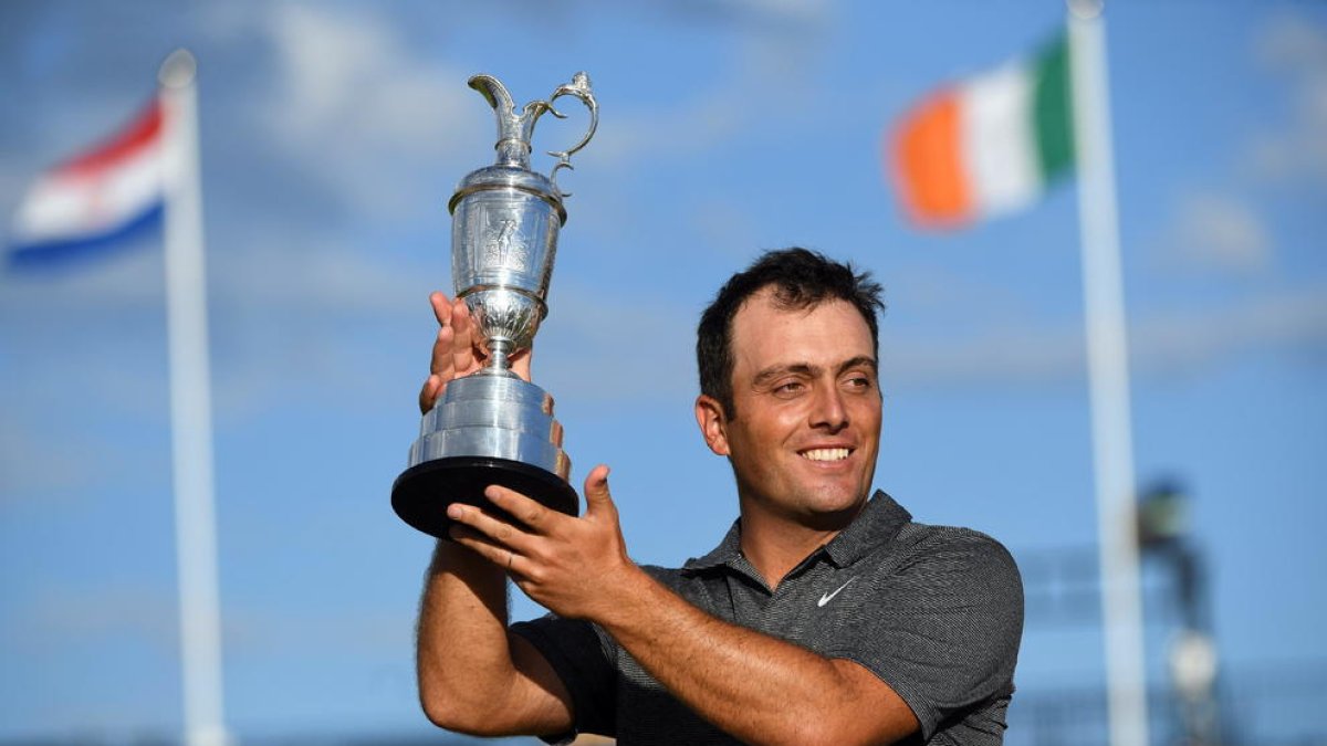 Francesco Molinari, levantando el trofeo de campeón.