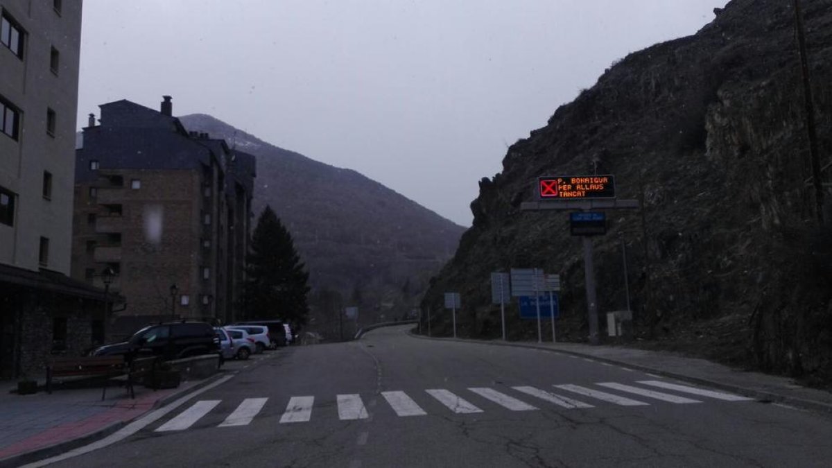 El plafó que informa del tancament del port de la Bonaigua.