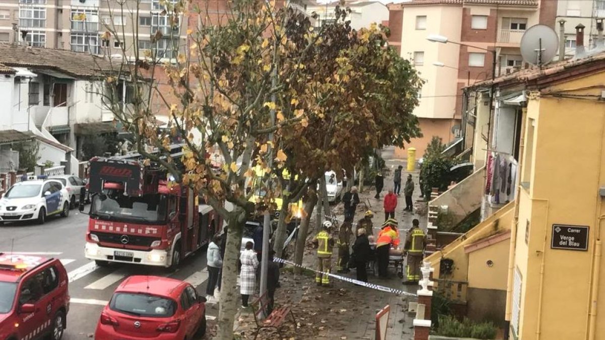 Bomberos y agentes de la Urbana socorrieron ayer a la vecina.
