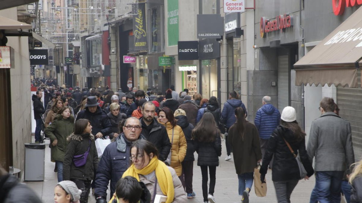 A l’esquerra, el globus aerostàtic al pati de les Dominiques i a la dreta, cues per accedir al pàrquing de Blondel.
