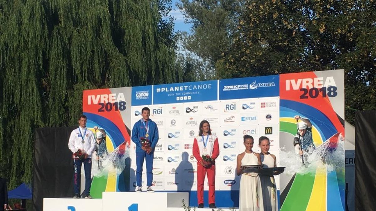 Pau Etxaniz, a la dreta, al podi de Kayak Extreme que posava el punt final al Mundial d’Ivrea.