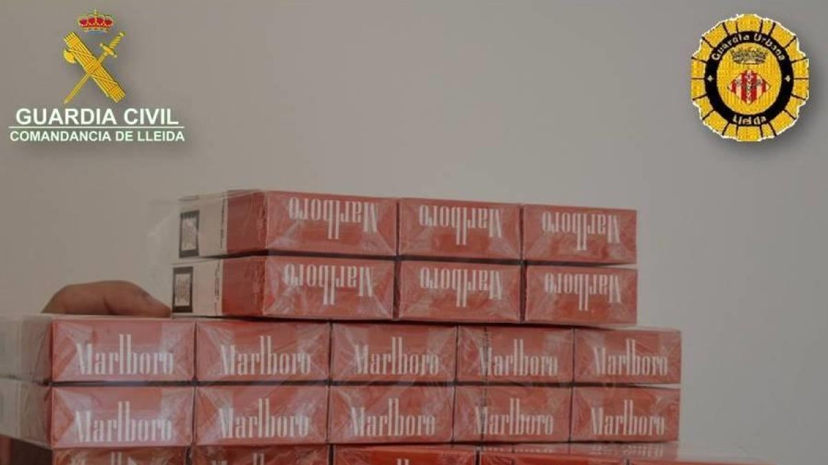 El tabac intervingut dilluns en un bar del carrer Ramon Llull.