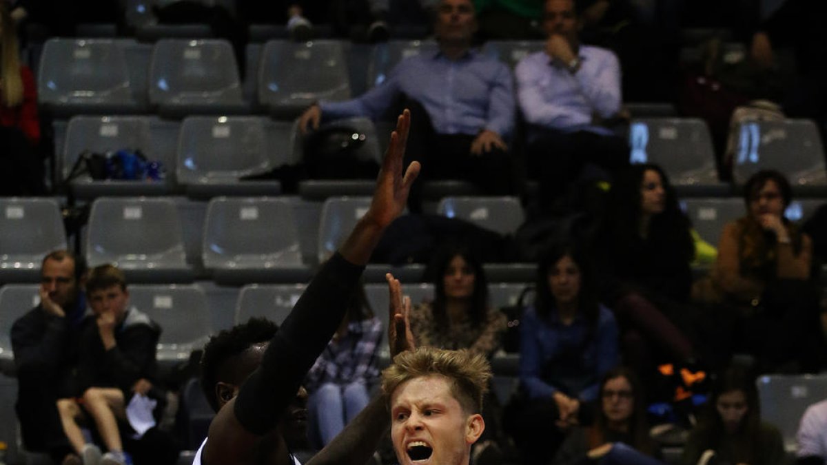 Tim Derksen busca a un compañero al que pasar el balón.
