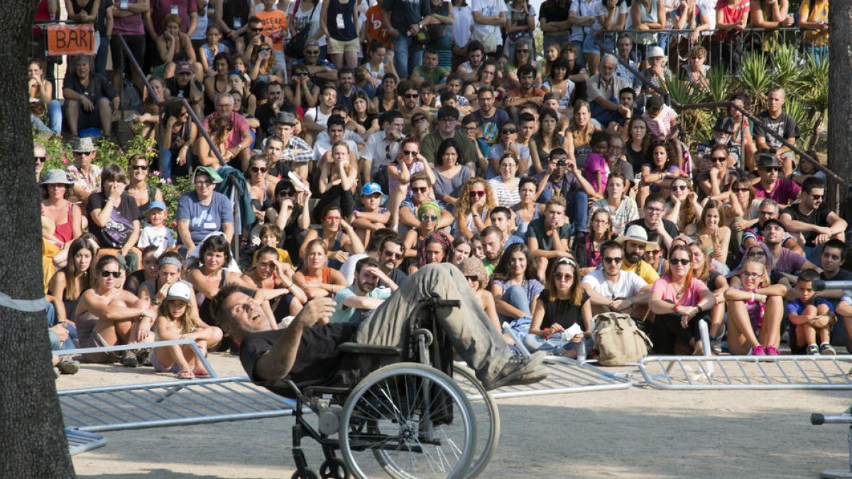 El actor leridano Ferran Orobitg, miembro de Fadunito, estrenó este ‘solo’ en FiraTàrrega 2017.