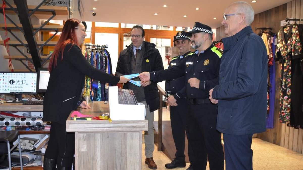 La policia informa els comerciants sobre la nova aplicació.