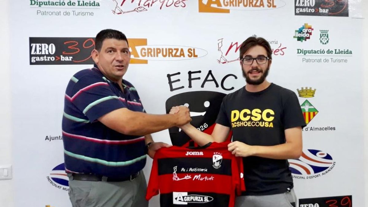 César Minuesa posa amb la samarreta de l’EFAC, ahir.