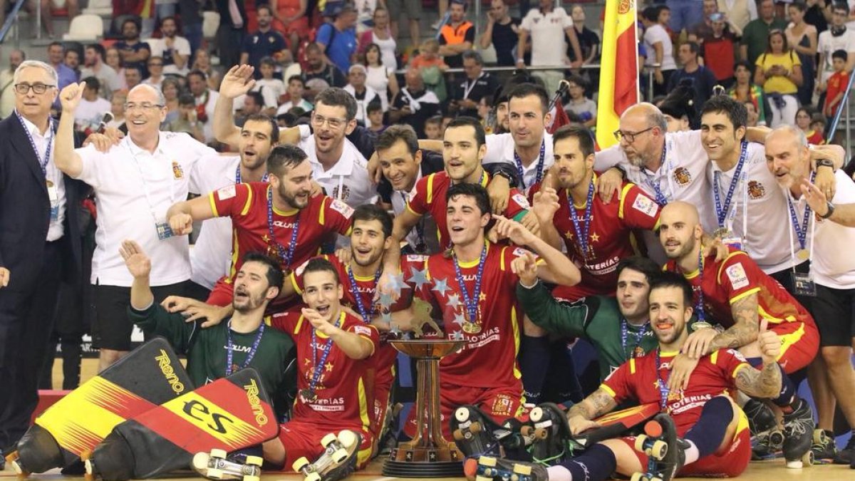 Los jugadores de la selección celebran eufóricos el decimoséptimo título europeo de su historia.