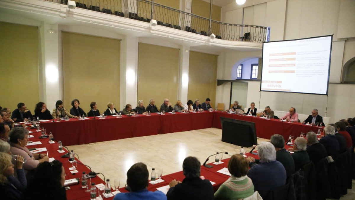 Pressupost - L’ajuntament va presentar ahir el pressupost per al 2018 a associacions de veïns, cases regionals i entitats del tercer sector, que van demanar potenciar la marca Horta de Lleida i mantenir les subvencions. També el va presentar a ...