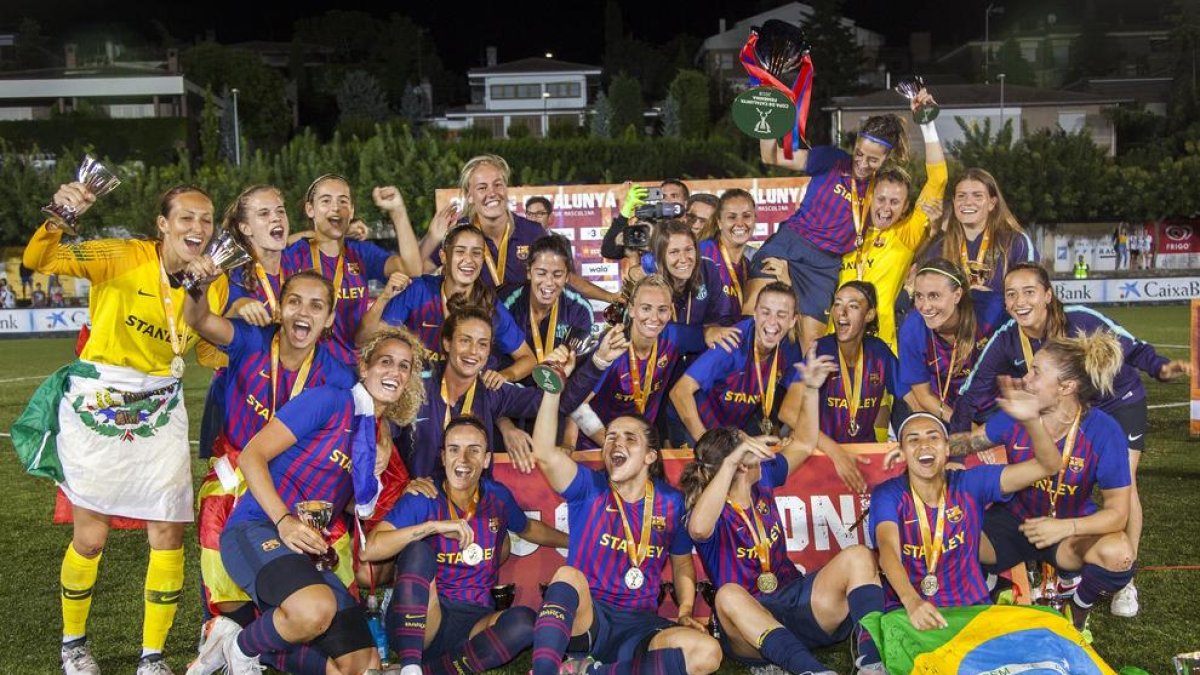 Les jugadores del Barça celebren la Copa Catalunya Femenina guanyada ahir a l’Espanyol al Municipal Joan Capdevila de Tàrrega.