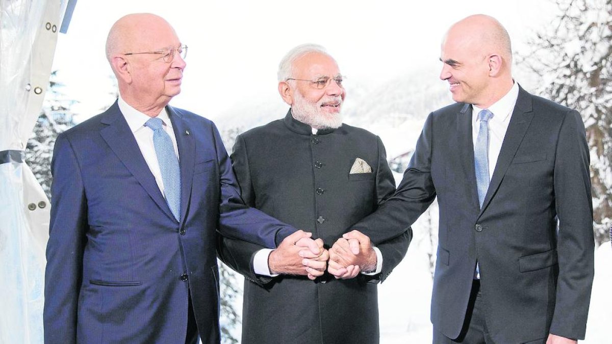 El primer ministro indio, Narendra Modi (c), junto al presidente del FEM (i) y el de Suiza (d).