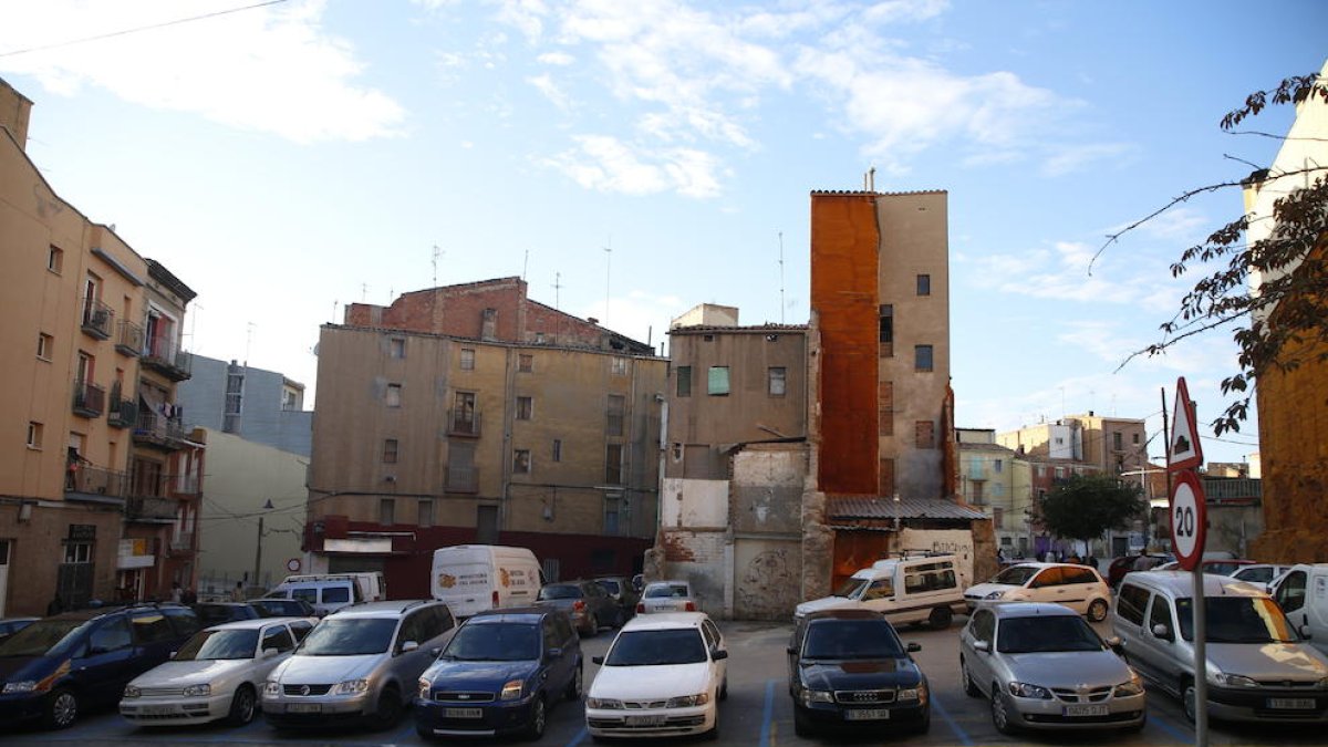 El parking de zona azul que dará paso a treinta pisos sociales en el Barri Antic.