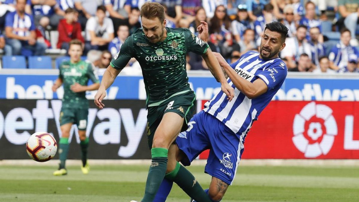 Loren disputa un balón con Maripán en Mendizorroza.