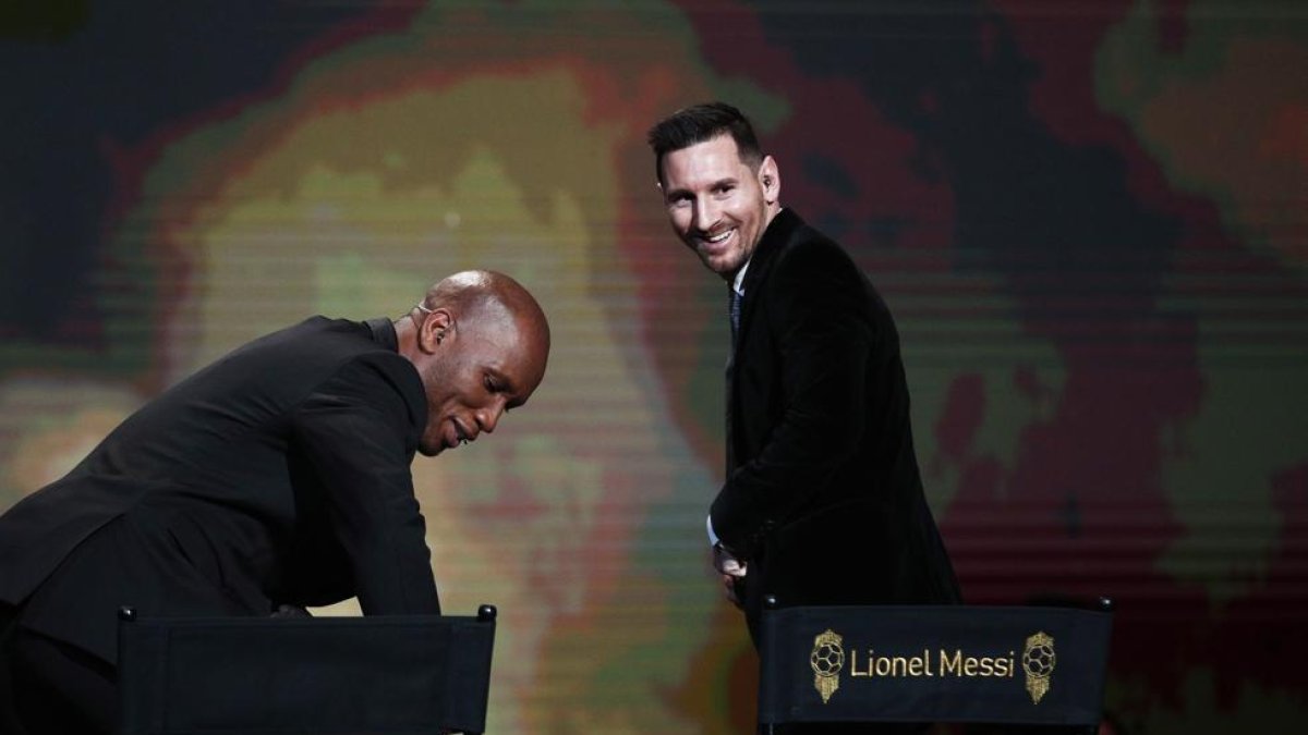 Messi i Drogba amb la cadira.