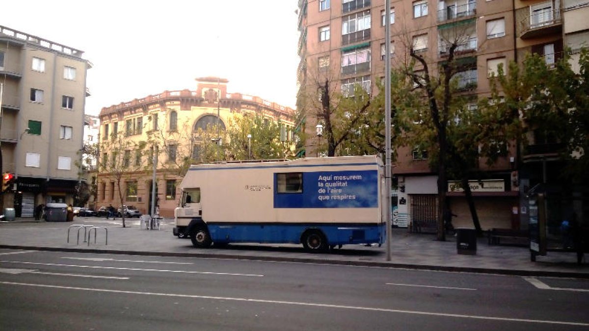 La nueva unidad móvil en la plaza del Treball.