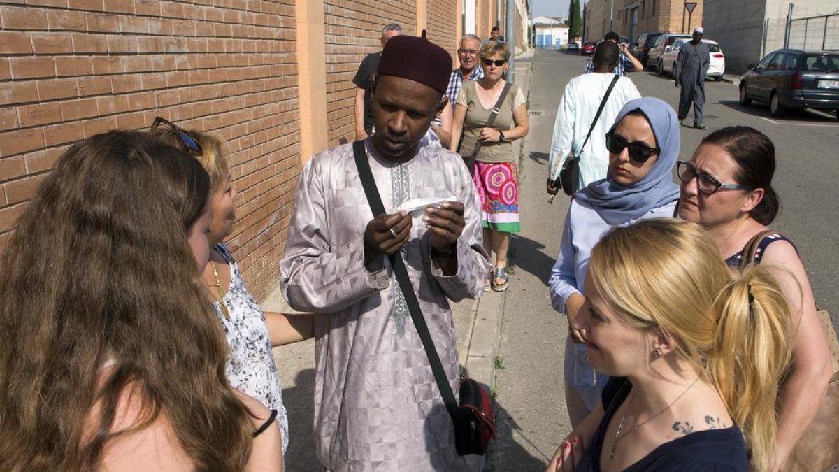 El pare del petit, al centre, estava treballant a França i va arribar ahir a Tàrrega.