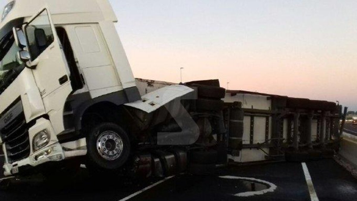 El camión accidentado en Montmaneu.