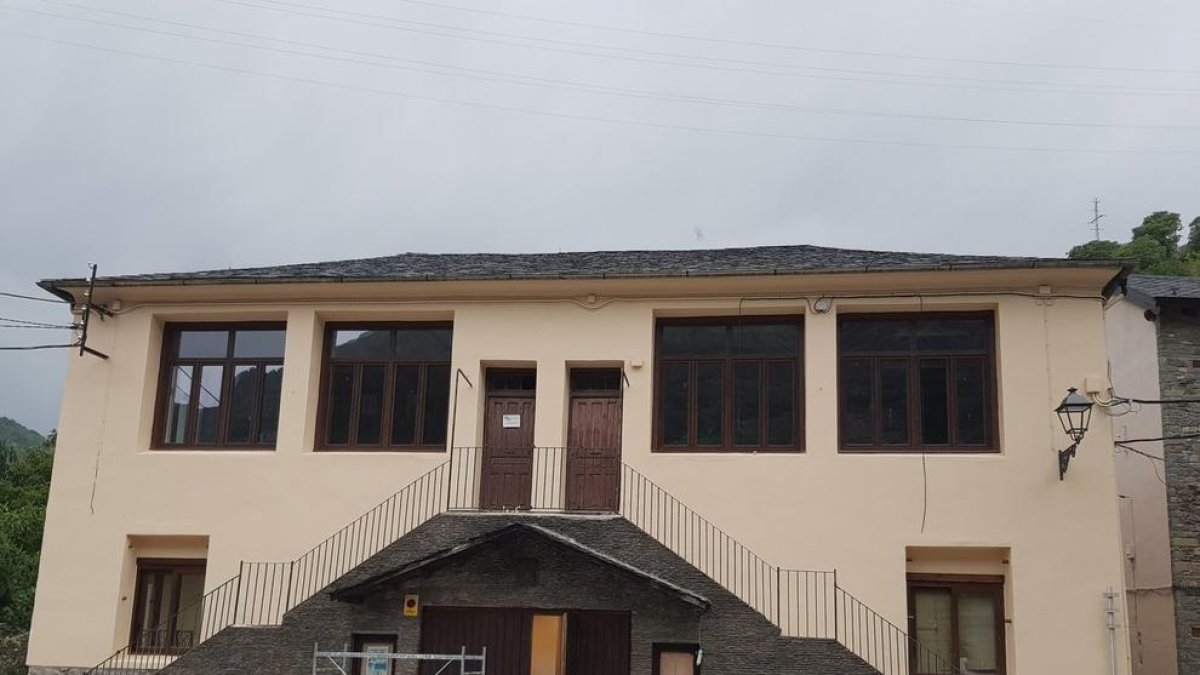 Rialp invierte 6.000 euros en repintar las antiguas escuelas