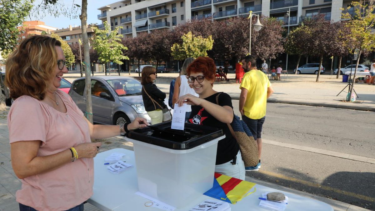 Més de 200 persones van participar ahir en la votació per commemorar l’1-O davant de l’Escola Oficial d’Idiomes (EOI) de Lleida.