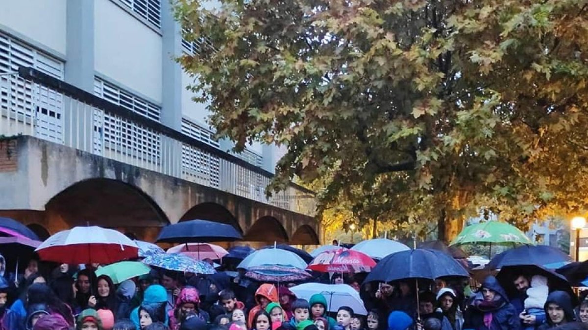 Mobilització dels escoltes aquest mes a les portes del local parroquial.