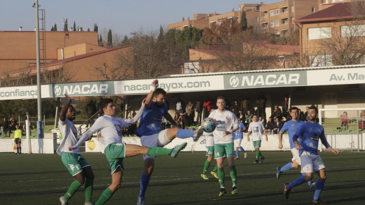 Un jugador del Alcarràs remata ante un defensa del Balàfia durante el partido.