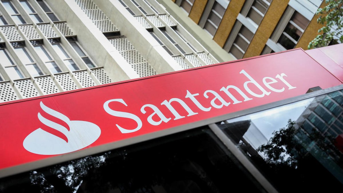 Façana d’una sucursal del Banc Santander.