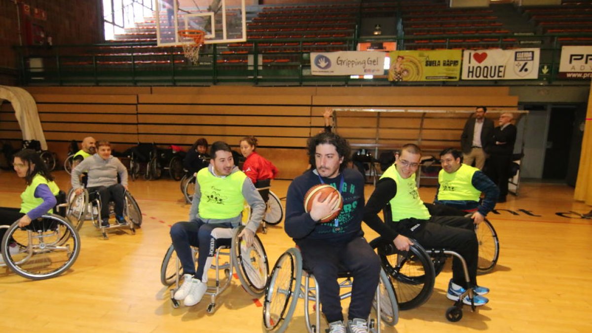 La jornada, que se celebró en el pabellón Onze de Setembre, contó con personas con discapacidad física y jugadoras del CB Lleida.