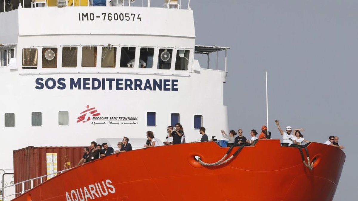 Vaixell humanitari de SOS Méditerranée i Metges Sense Fronteres.
