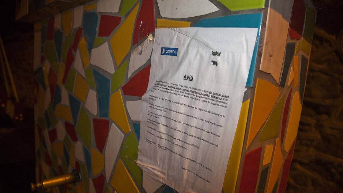 Imagen del cartel que la empresa Sorea ha colgado en una fuente de Ossó de Sió.