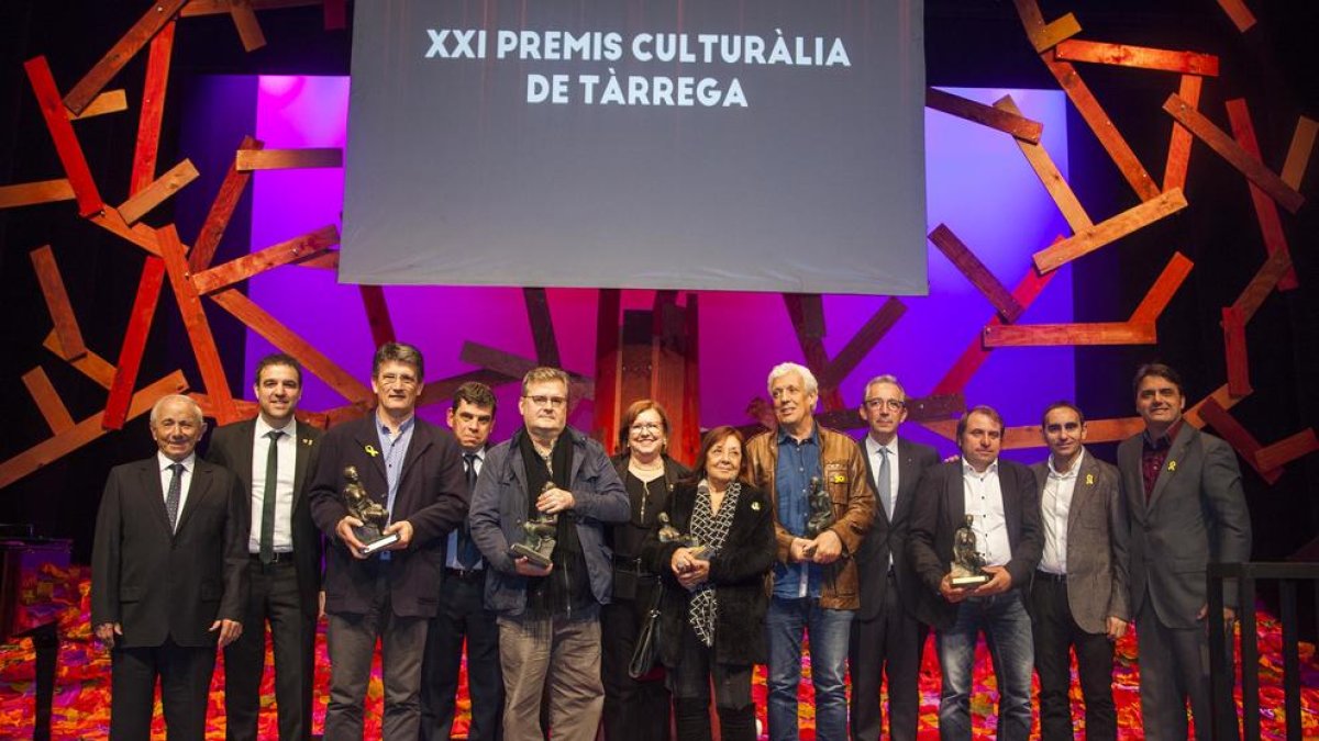 Foto de grupo de los premiados y las autoridades tras la gala de entrega de los galardones.