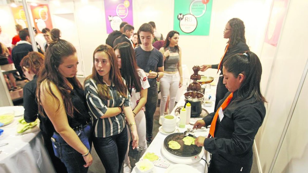 Estudiants en un dels estands de la fira.