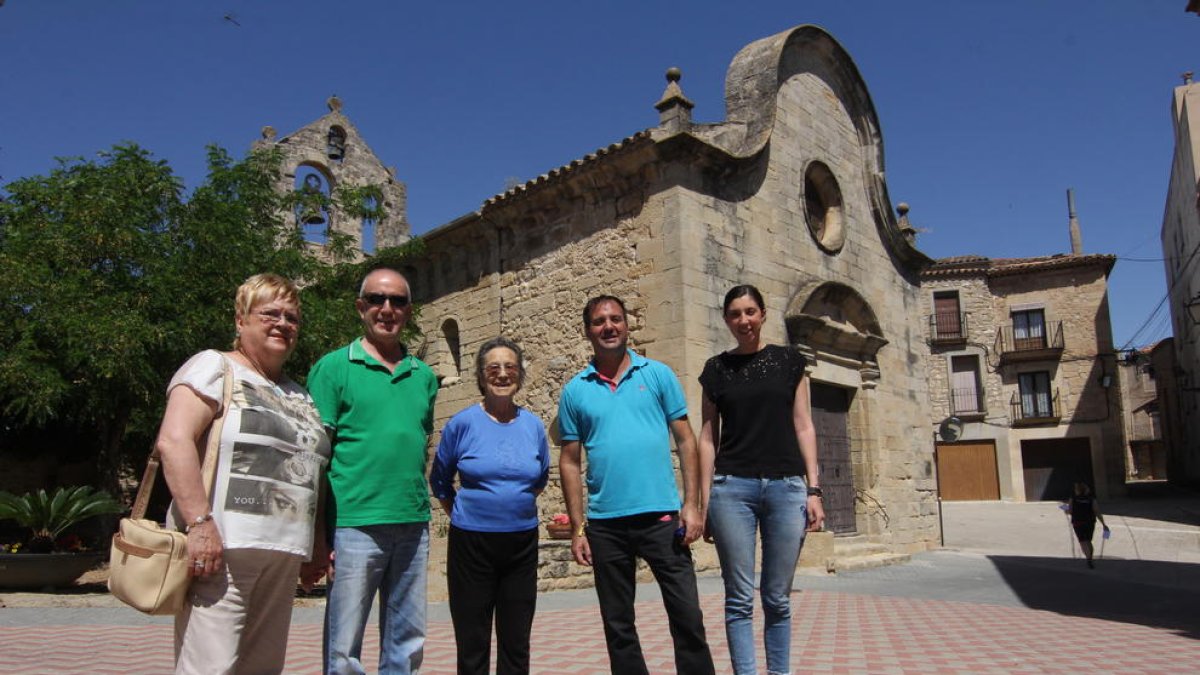 Antonia, Jordi, Rosa, el alcalde y Esther en una plaza de Fulleda.