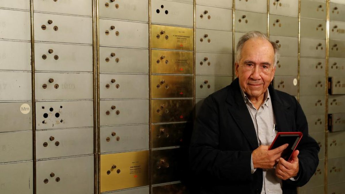 El poeta català Joan Margarit, a la seu de l'Institut Cervantes on ha dipositat avui un llegat a la Caja de las Letras dins de l'homenatge que li ha tributat avui aquesta institució.