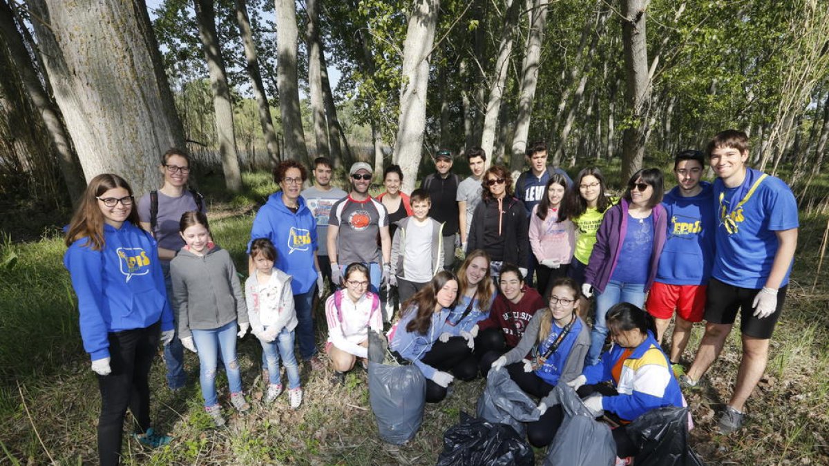 Los alumnos del Episcopal posan con las bolsas de basura que llenaron ayer de residuos.