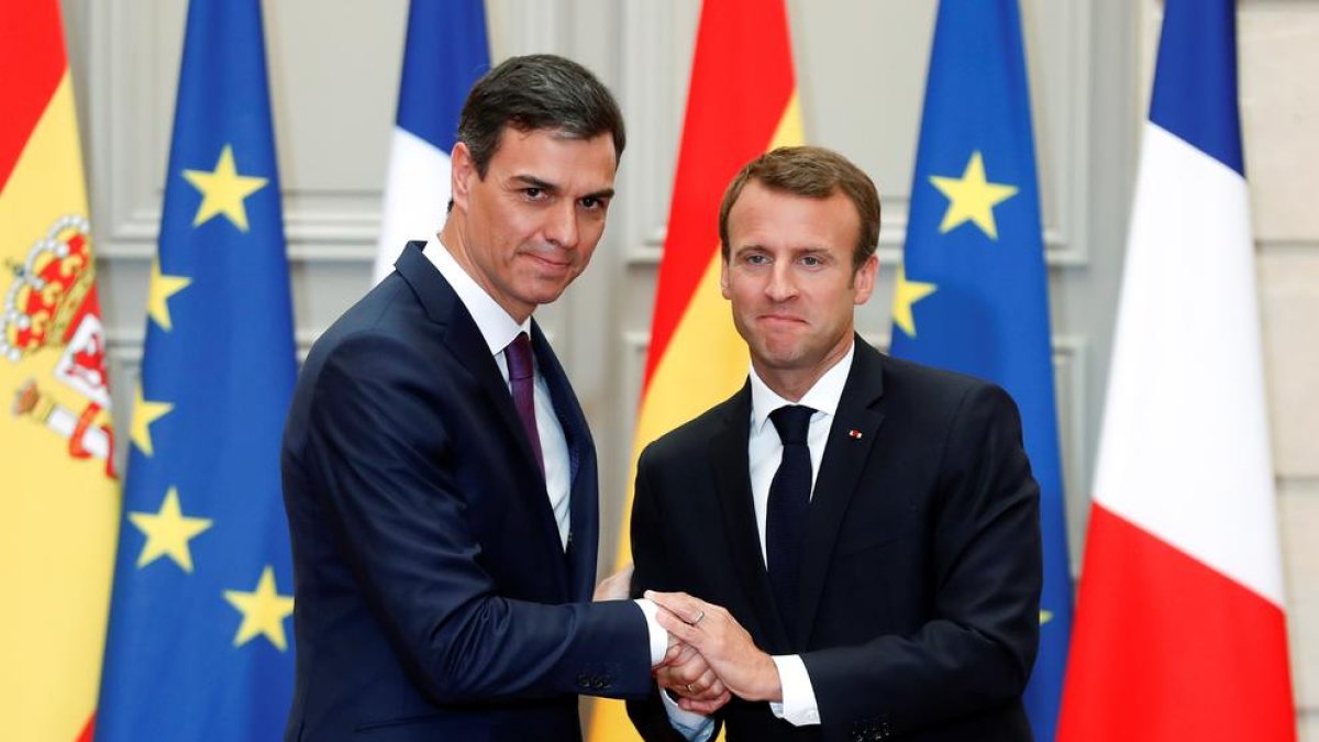 Pedro Sánchez i Emmanuel Macron durant la roda de premsa després de reunir-se al palau de l’Elisi.