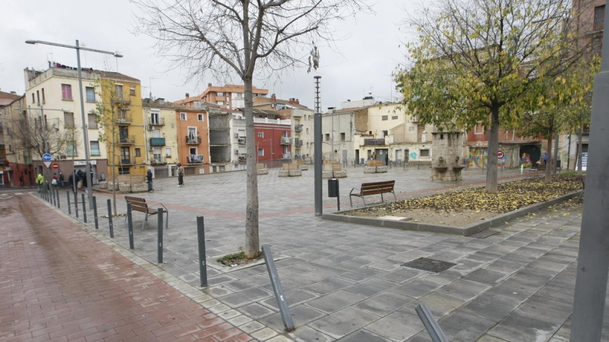 A dalt, vista de la plaça del Dipòsit. A baix, un solar ple de males herbes i residus.
