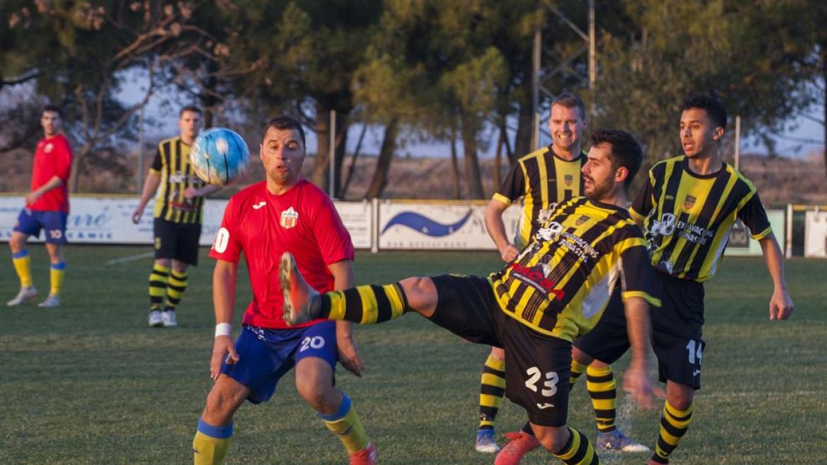 Un jugador de l’Angulària intenta controlar l’esfèric.