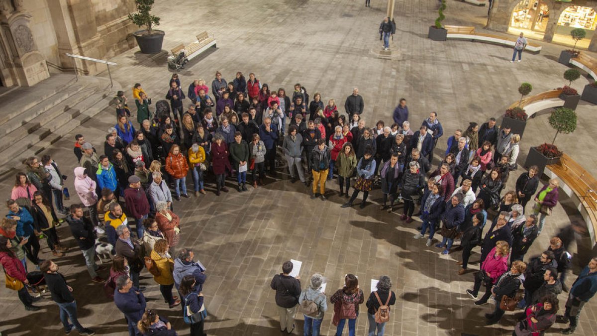 Un centenar de personas se concentraron ayer en Tàrrega contra la sentencia de Manresa