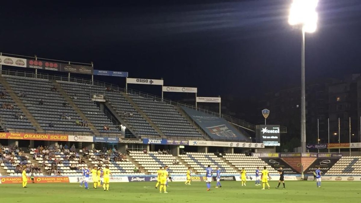 El Lleida empieza con victoria (2-1) tras resistir media parte con 10