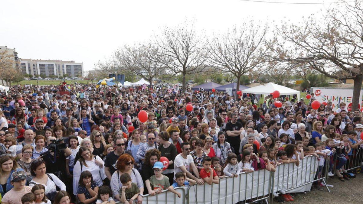 Desenes de persones es van congregar ahir per participar a la festa al Parc de l’Aigua.