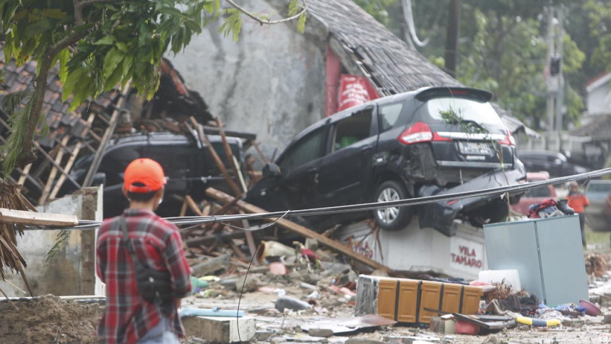 Resultado del paso del tsunami por una zona costera en el estrecho de Sonda, en Indonesia, ayer.