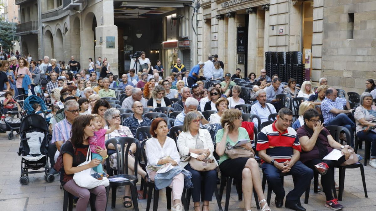 La plaza Paeria congregó ayer a un numeroso público en el concierto del conjunto O Val das Mouras.