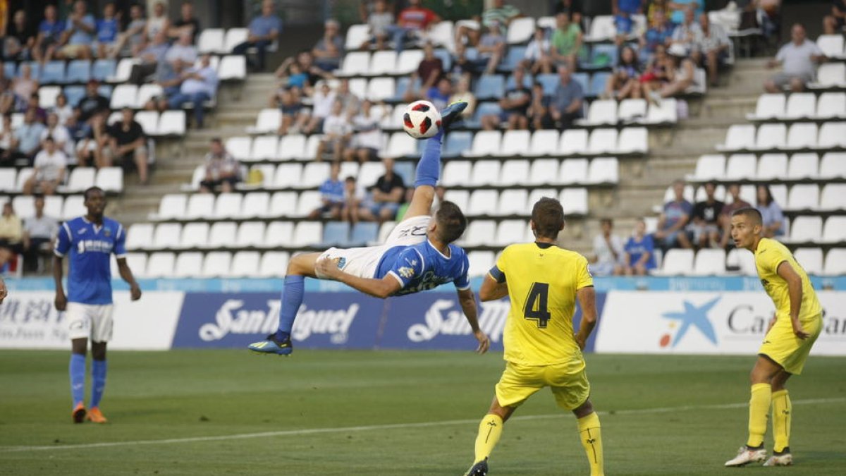 Juanto Ortuño, muy activo todo el partido, intenta un remate de chilena, que no logró conectar, ante la mirada del defensor castellonense Ramón Bueno.