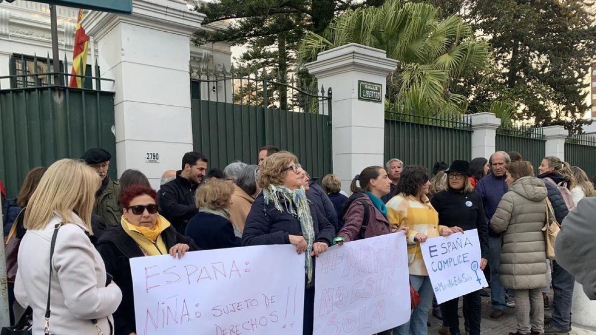 Protesta de suport a la mare dijous passat davant de l’ambaixada espanyola a l’Uruguai.