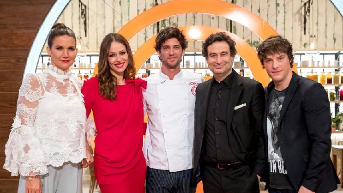 El jurado de MasterChef con la presentadora y un cocinero invitado en esta edición.
