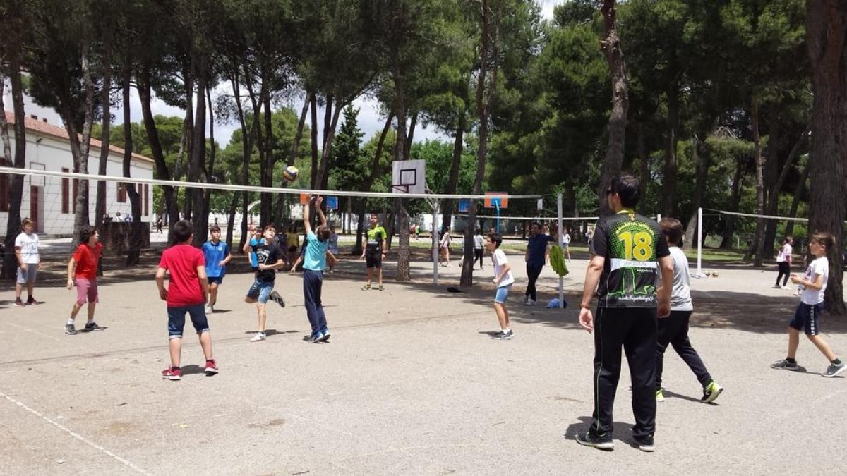 La campanya Voleibolitza’t del Balàfia Vòlei arriba al col·legi Claver