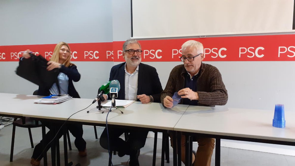 Fèlix Larrosa, con los ediles Begoña Iglesias y Jaume Sellés, ayer.