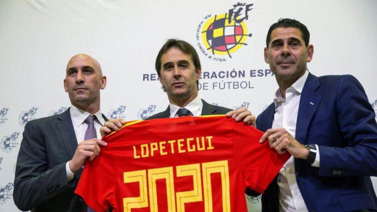 Lopetegui con Rubiales y Hierro.