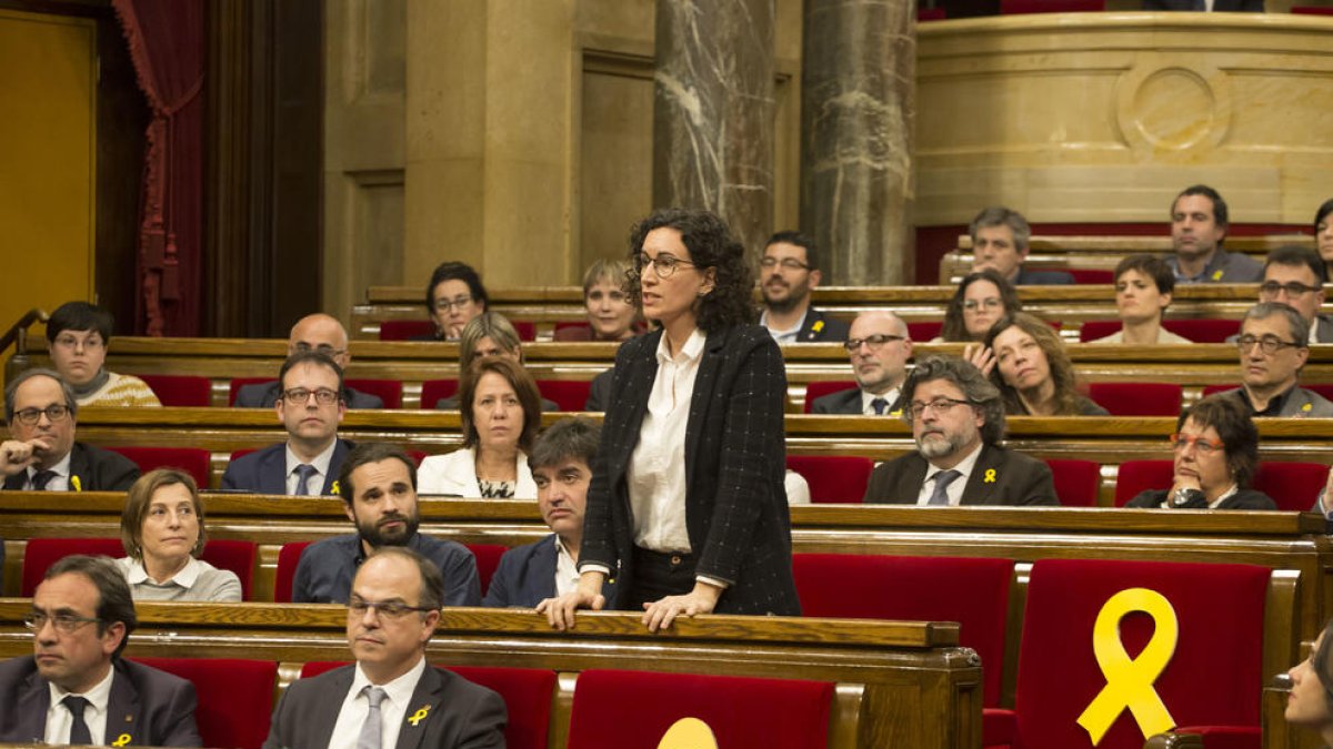 Marta Rovira en el momento de votar ayer con Carme Forcadell y Dolors Bassa sentadas en sus escaños-