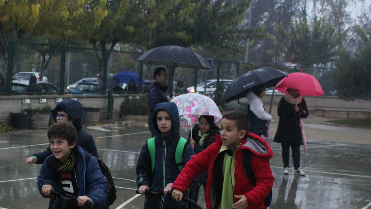 Algunos de los alumnos del colegio llegando en patinete.