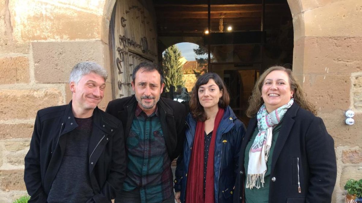 Los cuatro escritores, ayer justo antes de entrar al castillo.